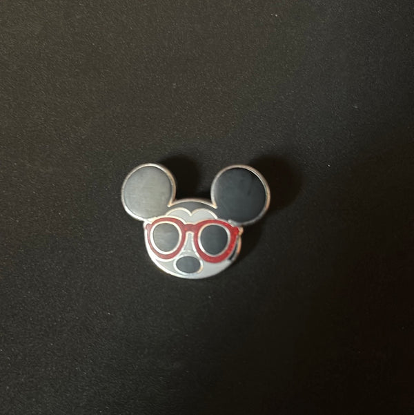 Summer mickey Disney pin