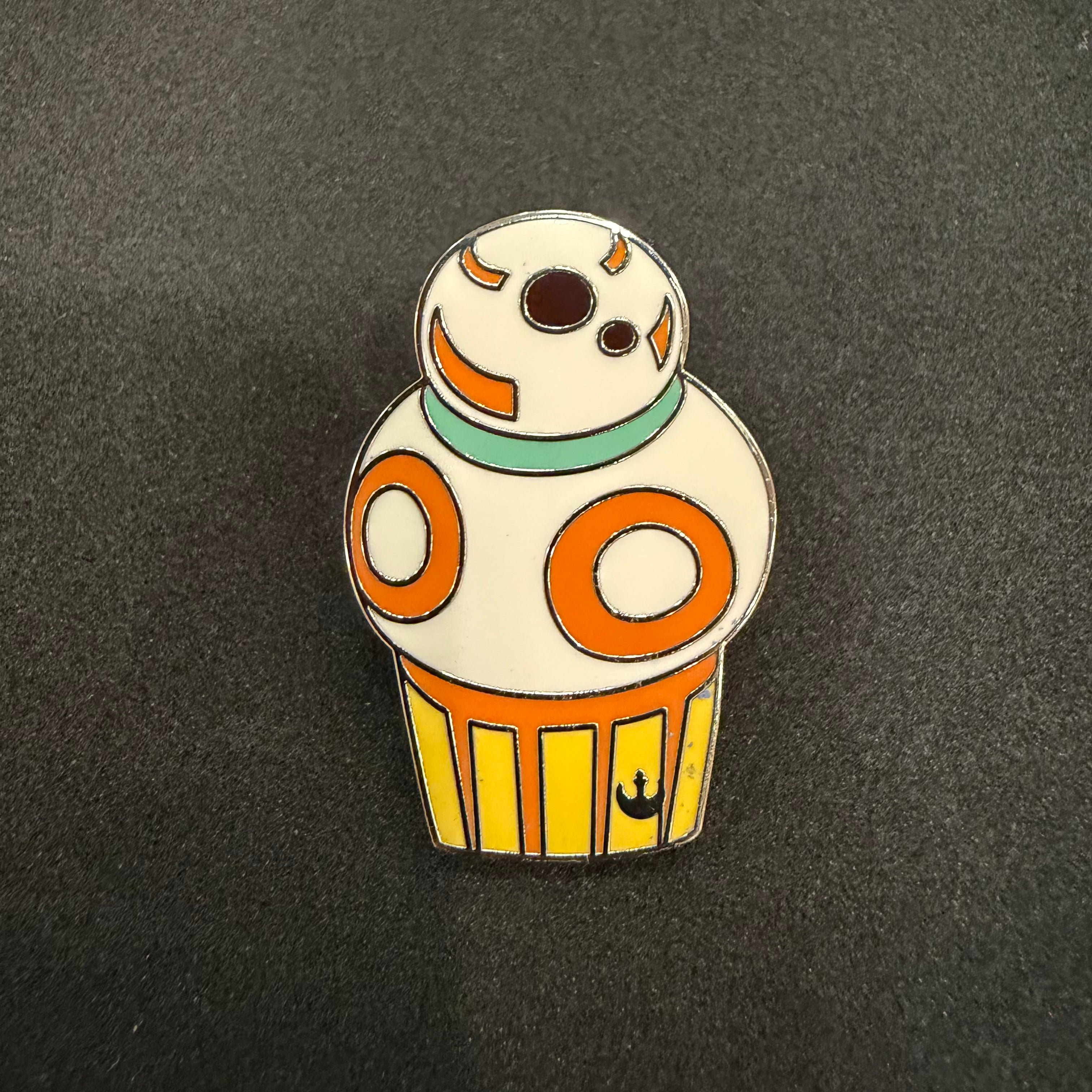 2025 DISNEY WDW STAR WARS BB-8 "TREATS" CUPCAKE WAVE B HIDDEN MICKEY Trading PIN